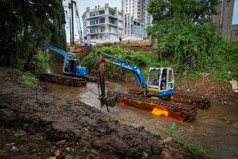 Lokasi pengerukan Kali Krukut di kawasan Cilandak, Jakarta, Jumat (21/2/2025). Foto: Iqbal Firdaus/kumparan