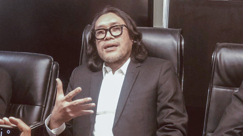 Ketua DPD PDIP Jabar Ono Surono, saat ditemui wartawan di ruang fraksi PDIP Jabar, Jumat (21/2). Foto: Robby Bouceu/kumparan