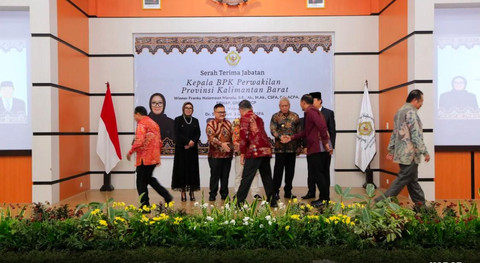 Ketua DPRD Kalbar, Aloysius saat menghadiri Sertijab Kepala BPK Perwakilan Kalbar. Foto: Dok. DPRD Kalbar