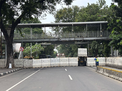 Jalan Medan Merdeka Barat, Gambir, Jakarta Pusat ditutup jelang demo #IndonesiaGelap pada Jumat (21/2). Foto: Abid Raihan/kumparan
