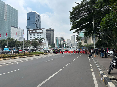 Jalan Medan Merdeka Barat, Gambir, Jakarta Pusat ditutup jelang demo #IndonesiaGelap pada Jumat (21/2). Foto: Abid Raihan/kumparan