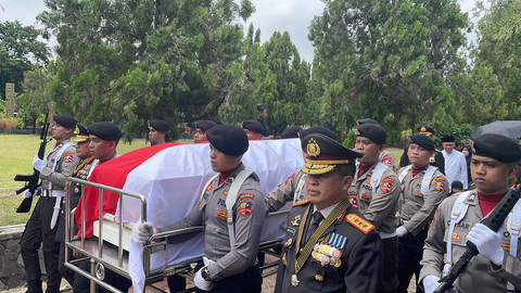 Upacara prosesi pemakaman eks Wakapolri Komjen Pol (Purn) Syafruddin Kambo, di TMP Kalibata, Jakarta Selatan, Jumat (21/2/2025). Dok Fadhil Pramudya/kumparan.