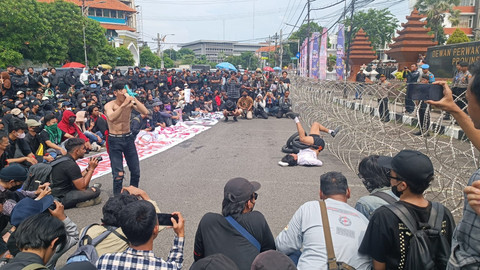 Massa melakukan aksi teatrikal di depan Gedung DPRD Jawa Timur Jalan Indrapura, Surabaya, Jumat (21/2/2025). Foto: Farusma Okta Verdian/kumparan