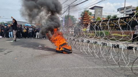Massa membakar ban bekas di depan Gedung DPRD Jawa Timur Jalan Indrapura, Surabaya, Jumat (21/2/2025). Foto: Farusma Okta Verdian/kumparan