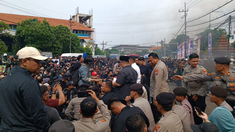 Dua anggota DPRD Jatim Fraksi PDIP, Fuad Bernardi dan Yordan M Batara-Goa, menemui massa di depan Gedung DPRD Jawa Timur Jalan Indrapura, Surabaya, Jumat (21/2/2025). Foto: Farusma Okta Verdian/kumparan
