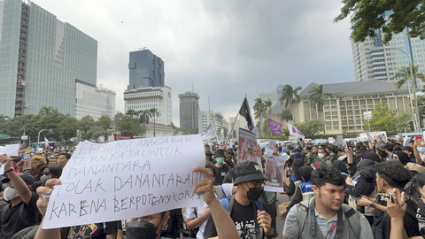 Lagu 'Bayar Bayar Bayar' dari Sukatani berkumandang di Patung Kuda, Jakarta Pusat pada Jumat (21/2/2025).  Foto: Abid Raihan/kumparan