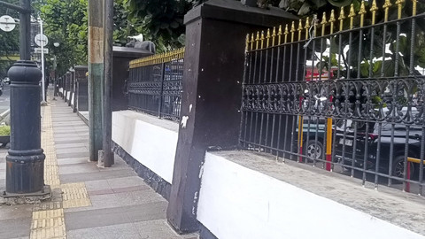 Suasana depan Mapolrestabes Bandung, pada Jumat (21/2/2025).  Foto: Robby Bouceu/kumparan