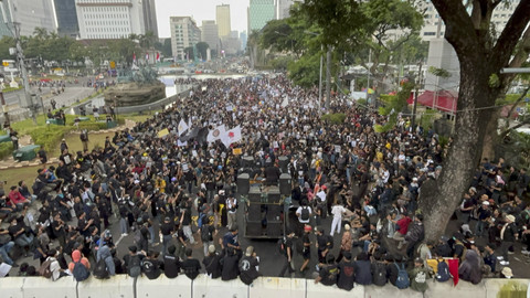 Suasana massa aksi #IndonesiaGelap di Patung Kuda, Jakarta Pusat pada Jumat (21/2/2025).  Foto: Abid Raihan/kumparan