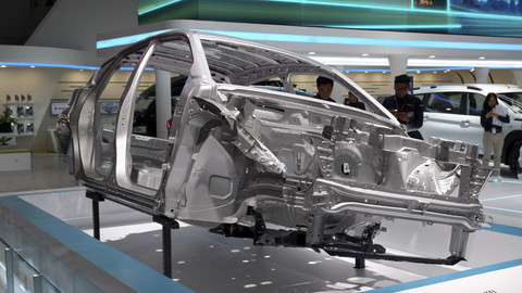 Struktur rangka mobil berteknologi Heartect Suzuki di IIMS 2025. Foto: Sena Pratama/kumparan