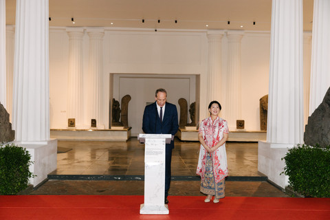 (ki-ka) Duta Besar Prancis untuk Indonesia, Fabien Penon dan pendiri LAKON Indonesia, Thresia Mareta. Foto: JF3