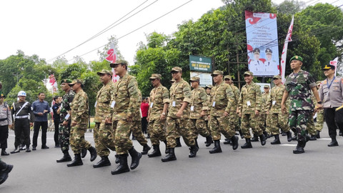Kepala daerah memasuki gerbang Akmil untuk mengikut retreat, Jumat (21/2/2025). Foto: Arfiansyah Panji Purnandaru/kumparan