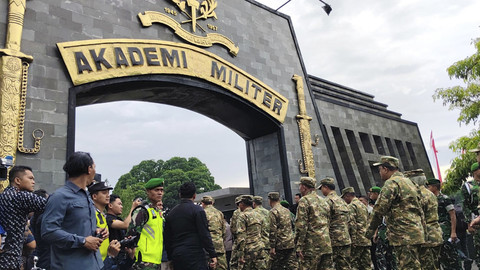 Kepala daerah memasuki gerbang Akmil untuk mengikut retreat, Jumat (21/2/2025). Foto: Arfiansyah Panji Purnandaru/kumparan