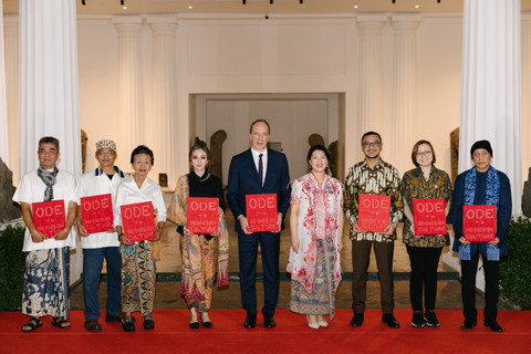 Thresia Mareta meluncurkan buku berjudul Ode to Indonesia Culture. Foto: JF3