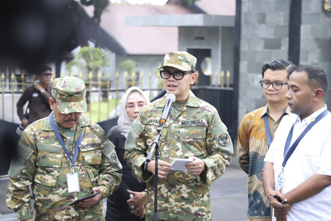 Wamen Dalam Negeri Bima Arya menyampaikan keterangan pers saat retret kepala daerah di Akademi Militer, Magelang, Jawa Tengah, Jumat (21/2/2025). Foto: Dok. Kemendagri