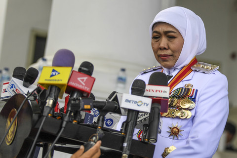 Gubernur Jatim Khofifah Indar Parawansa memberikan keterangan pers usai mengikuti upacara pelantikan di kompleks Istana Kepresidenan, Jakarta, Kamis (20/2/2025). Foto: Galih Pradipta/ANTARA FOTO