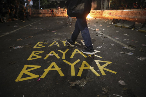 Massa gabungan menggelar aksi unjuk rasa #IndonesiaGelap di kawasan Patung Arjuna Wijaya, Jakarta, Jumat (21/2/2025). Foto: Aditia Noviansyah/kumparan
