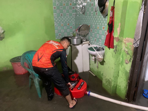 Proses evakuasi dan bantu warga surutkan banjir yang dilakukan oleh Badan Penanggulangan Bencana Daerah (BPBD) Kota Bandar Lampung | Foto : Ist