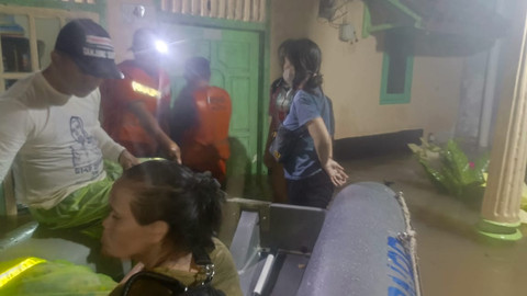 Proses evakuasi dan bantu warga surutkan banjir yang dilakukan oleh Badan Penanggulangan Bencana Daerah (BPBD) Kota Bandar Lampung | Foto : Ist