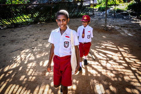 Pergi ke sekolah: Dua orang anak Suku Tehit melintas di Kampung Sira, Kabupaten Sorong Selatan, Papua Barat Daya. Foto: ANTARA FOTO/Rivan Awal Lingga