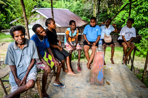 Berkumpul: Masyarakat Suku Tehit berkumpul di Kampung Sira, Kabupaten Sorong Selatan, Papua Barat Daya.  Foto: ANTARA FOTO/Rivan Awal Lingga