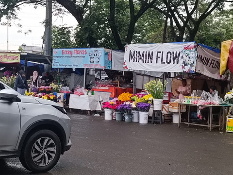 Suasana pedagang bunga di TPU Tanah Kusir, Jakarta Selatan, Sabtu (22/2). Foto: Zamachsyari/kumparan