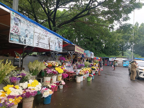Suasana pedagang kembang di TPU Tanah Kusir, Jakarta Selatan, Sabtu (22/2). Foto: Zamachsyari/kumparan