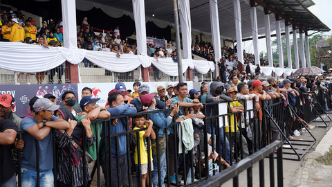 Keriuhan penonton di pacuan kuda di Jateng Derby 2025. Foto: Dok. Istimewa