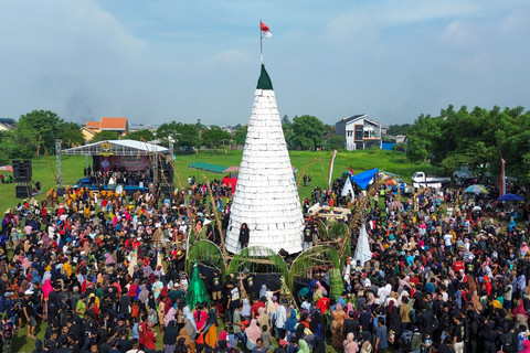 Panitia membagikan tempe saat ruwat desa di Lapangan Desa Sedenganmijen, Krian, Sidoarjo, Jawa Timur, Minggu (16/2/2025). Foto: ANTARA FOTO/Umarul Faruq