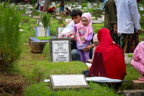 Warga berziarah di kawasan Taman Pemakaman Umum (TPU) Karet, Jakarta, Sabtu (22/2/2025). Foto: Iqbal Firdaus/kumparan