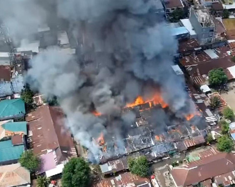Kebakaran melanda asrama Kodam XIV Hasanuddin, yang berada di bilangan Jalan Cendrawasih, Kota Makassar, Sulsel, Sabtu (22/2). Foto: Dok. Istimewa