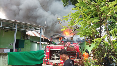 Kebakaran melanda asrama Kodam XIV Hasanuddin, yang berada di bilangan Jalan Cendrawasih, Kota Makassar, Sulsel, Sabtu (22/2). Foto: Dok. Istimewa