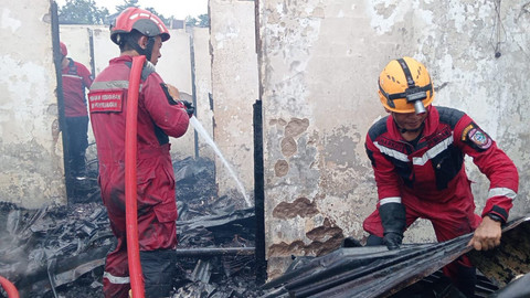 Petugas pemadam kebakaran berusaha memadamkan api yang membakar asrama Kodam XIV Hasanuddin, yang berada di bilangan Jalan Cendrawasih, Kota Makassar, Sulsel, Sabtu (22/2). Foto: Dok. Istimewa