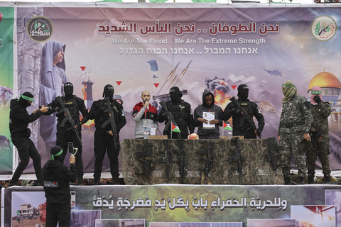 Konferensi pers pembebasan sandera Israel yang dibebaskan oleh Hamas di di Rafah, Jalur Gaza selatan, Sabtu (22/2/2/2025). Foto: OMAR AL-QATTAA/AFP