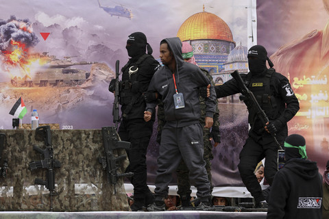 Konferensi pers pembebasan sandera Israel yang dibebaskan oleh Hamas di di Rafah, Jalur Gaza selatan, Sabtu (22/2/2/2025). Foto: OMAR AL-QATTAA/AFP