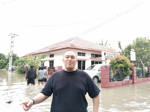 Camat Tanjung Senang, Eri Arifandi saat berada di lokasi banjir Kelurahan Pematang Wangi | Foto : Eka Febriani / Lampung Geh