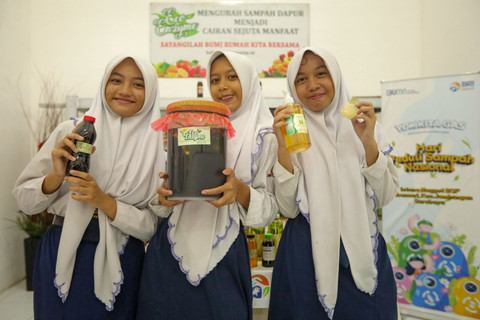 Siswa SMP Negeri 36 Surabaya diajak belajar pengolahan sampah menjadi ecoenzym. Foto: Dok. BRI