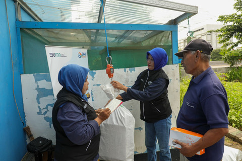 BRI Peduli 'Yok Kita Gas' berhasil mengumpulkan 73 karung sampah pada peringatan Hari Peduli Sampah di Istana Maggot BSF, Kel. Kebonsari, Kec. Jambangan, Surabaya. Foto: Dok. BRI