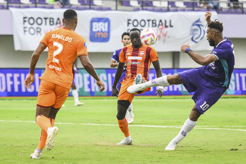 Pesepak bola Borneo FC Ronaldo Rodrigues (kiri) menghadang tendangan pesepak bola Persita Tangerang Marios Ogkmpoe (kanan) dalam lanjutan pertandingan BRI Liga 1 di Stadion Indomilk Arena, Kabupaten Tangerang, Banten, Sabtu (22/2/2025). Foto: Sulthony Hasanuddin/ANTARA FOTO 