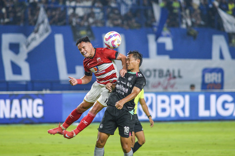 Pesepak bola Persib Bandung Adam Alis (kanan) berebut bola dengan pesepak bola Madura Luis Lulinha (kiri) saat menjalani pertandingan BRI Liga 1 di Stadion Gelora Bandung Lautan Api (GBLA), Bandung, Jawa Barat, Sabtu (22/2/2025). Foto: Raisan Al Farisi/ANTARA FOTO