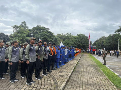 Wakil Gubenur Jakarta Rano Karno memimpin Apel Siaga Jakarta di Waduk Pluit, Jakarta Utara, Minggu (23/2/2025). Foto: Rayyan Farhansyah/kumparan