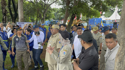 Wakil Gubenur Jakarta Rano Karno tinjau alat berat untuk pengerukan Waduk Pluit, Jakarta Utara, Minggu (23/2/2025). Foto: Rayyan Farhansyah/kumparan