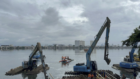 Wakil Gubenur Jakarta Rano Karno tinjau alat berat untuk pengerukan Waduk Pluit, Jakarta Utara, Minggu (23/2/2025). Foto: Rayyan Farhansyah/kumparan