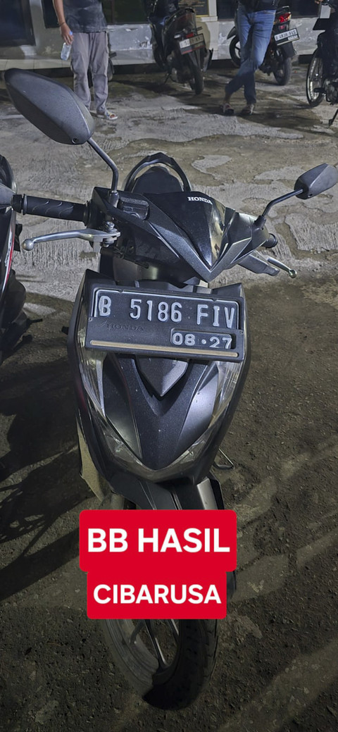 Barang bukti dari pelaku begal ojol di Bekasi yang berhasil ditangkap. Foto: Dok. Istimewa