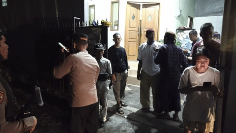 Petugas memeriksa seorang ibu yang tewas dalam rumahnya di Jimbaran, Bali. Foto: Dok. Istimewa