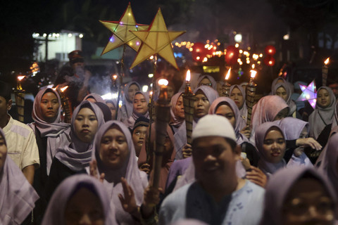 Sejumlah warga mengikuti pawai obor di Jalan Raya Lenteng Agung, Jakarta Selatan, Sabtu (22/2/2025). Foto: Yulius Satria Wijaya/ANTARA FOTO