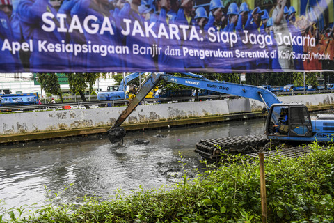 Petugas Dinas Tata Air Pemprov Jakarta menggunakan alat berat untuk mengangkat endapan lumpur di aliran Sungai Ciliwung Kecil, Jakarta, Minggu (23/2/2025). Foto: Muhammad Adimaja/ANTARA FOTO