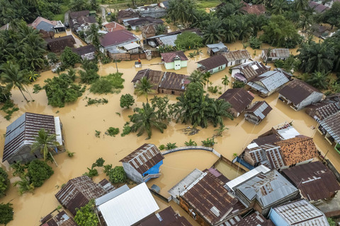 Foto udara kawasan permukiman yang terendam banjir di Kenali Asam, Jambi, Minggu (23/2/2025). Foto: Wahdi Septiawan/ANTARA FOTO
