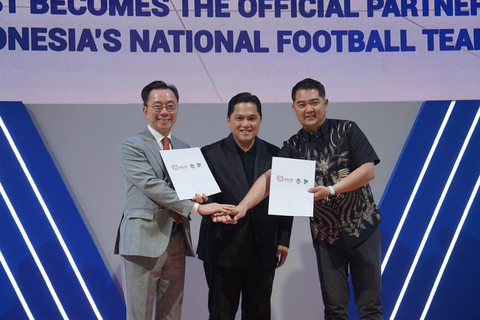 Ketua Umum PSSI Erick Thohir menandatangani nota kesepahaman (MoU) dengan VinFast Indonesia sebagai mitra resmi Timnas Indonesia. Foto: VinFast