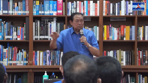 Presiden ke-6 Susilo Bambang Yudhoyono (SBY) menerima silaturahmi 38 ketua DPD Partai Demokrat di rumahnya, di Cikeas, Bogor, Minggu (23/2/2025). Foto: Youtube/Partai Demokrat