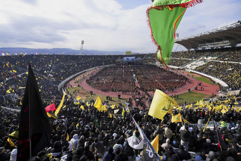 Para pelayat berkumpul pada hari upacara pemakaman umum untuk mendiang pemimpin Hizbullah Hassan Nasrallah dan Hashem Safieddine di Stadion Camille Chamoun Sports City, Beirut, Libanon, Minggu (23/2/2025). Foto: Mohammed Yassin/REUTERS